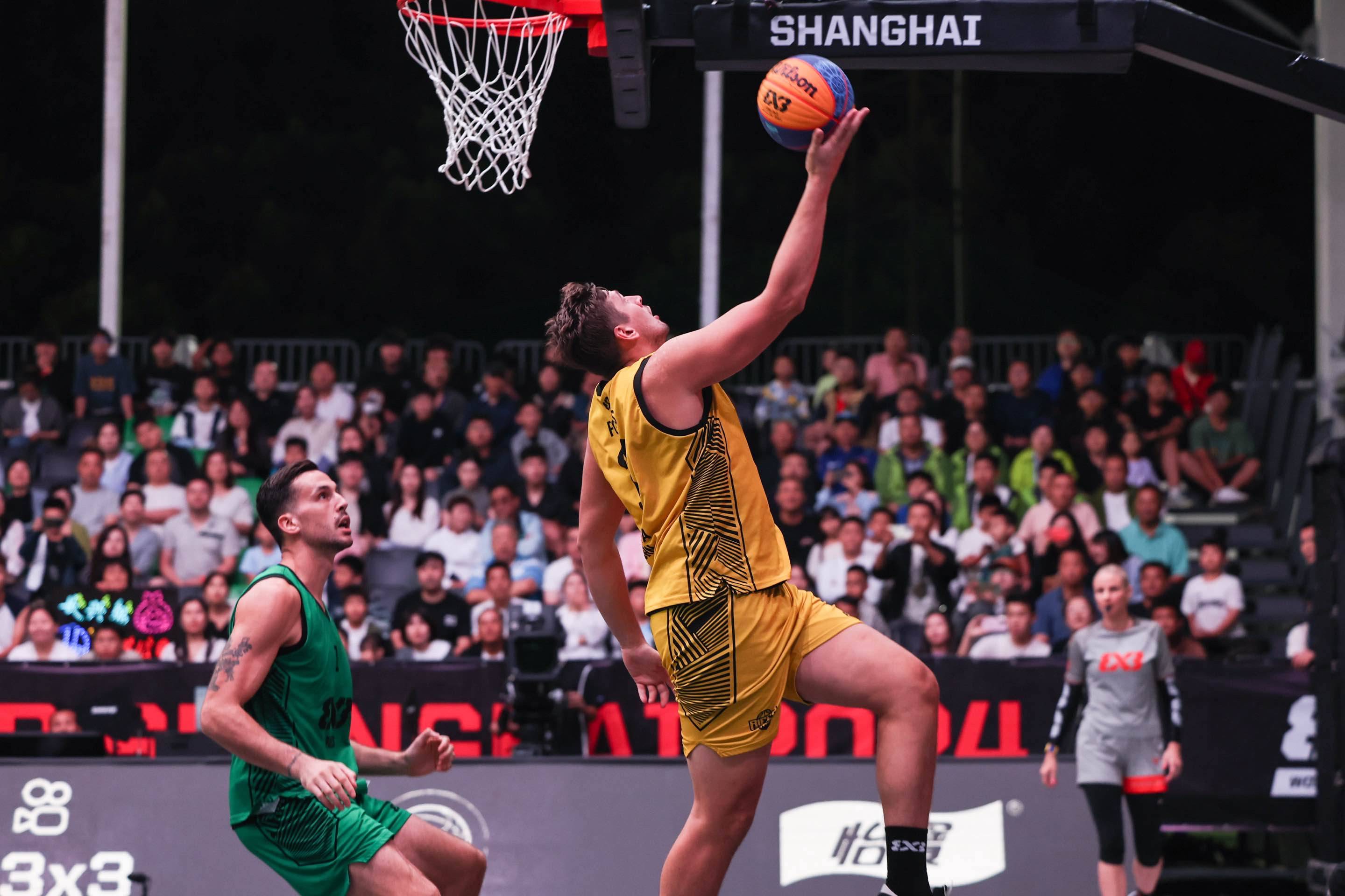 热门篮球比赛现场气氛火爆，球迷为之疯狂的简单介绍