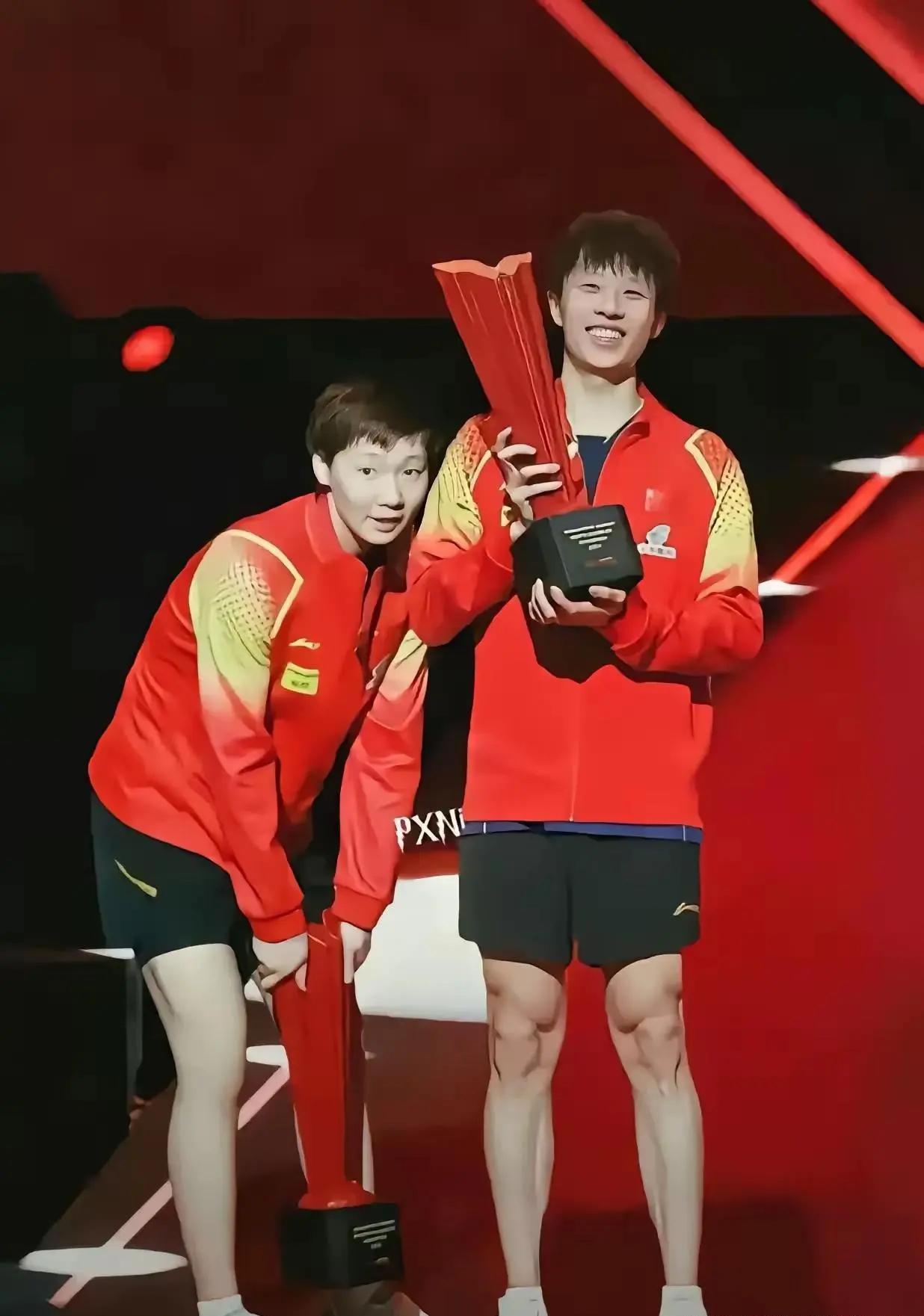 比赛中球员们百分百投入，为荣誉而战