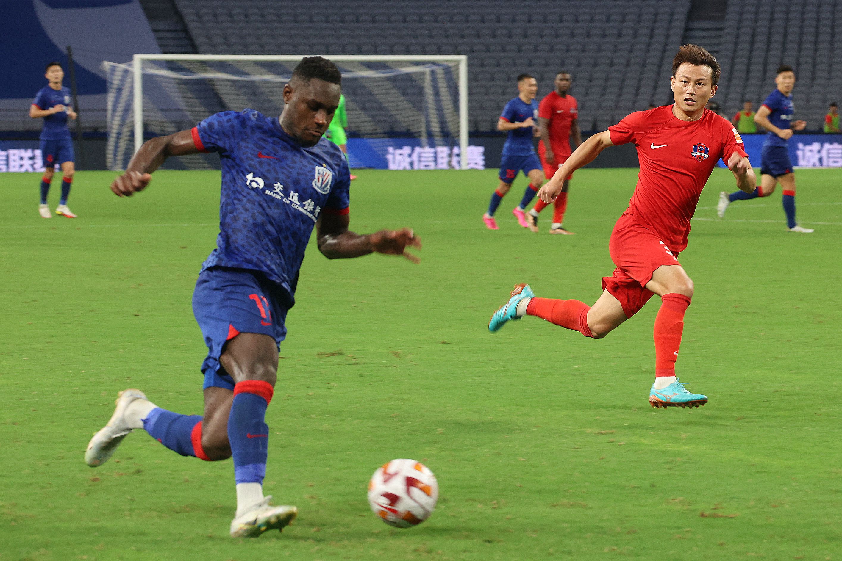 队员在比赛中斩获进球第一名