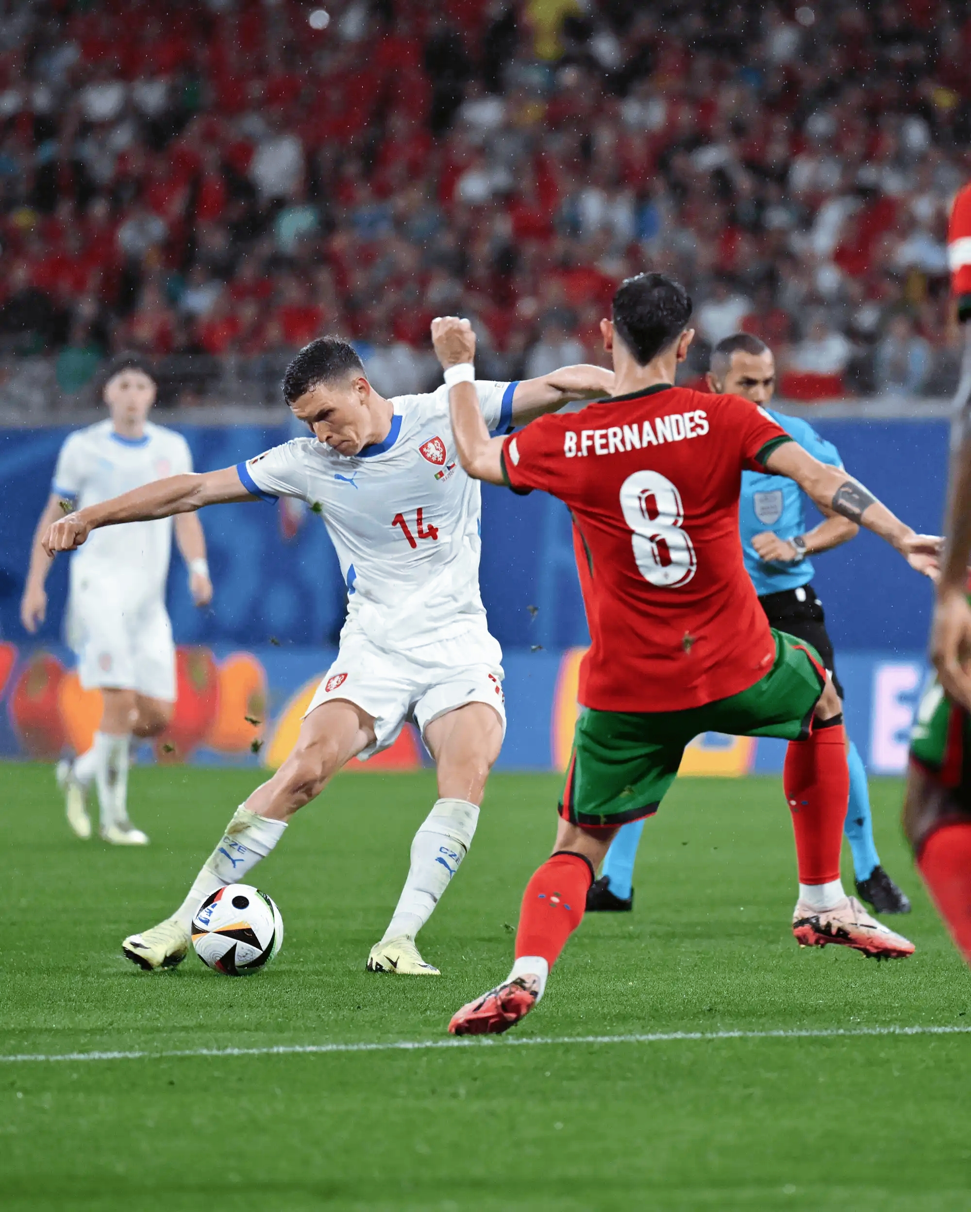 关于欧洲杯预选赛：中国队力求晋级下一轮比赛的信息