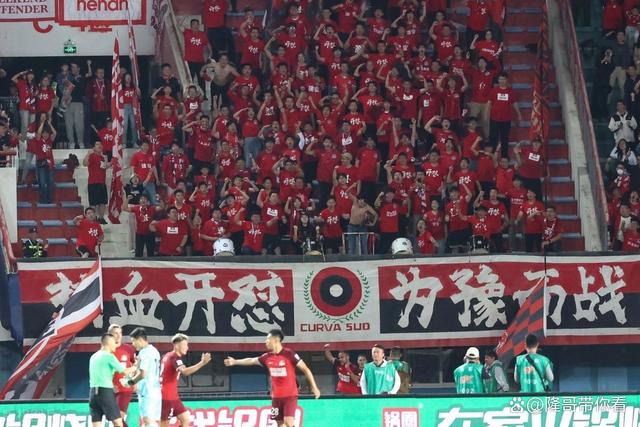 球迷们全情投入比赛，为球队的胜利呐喊助威