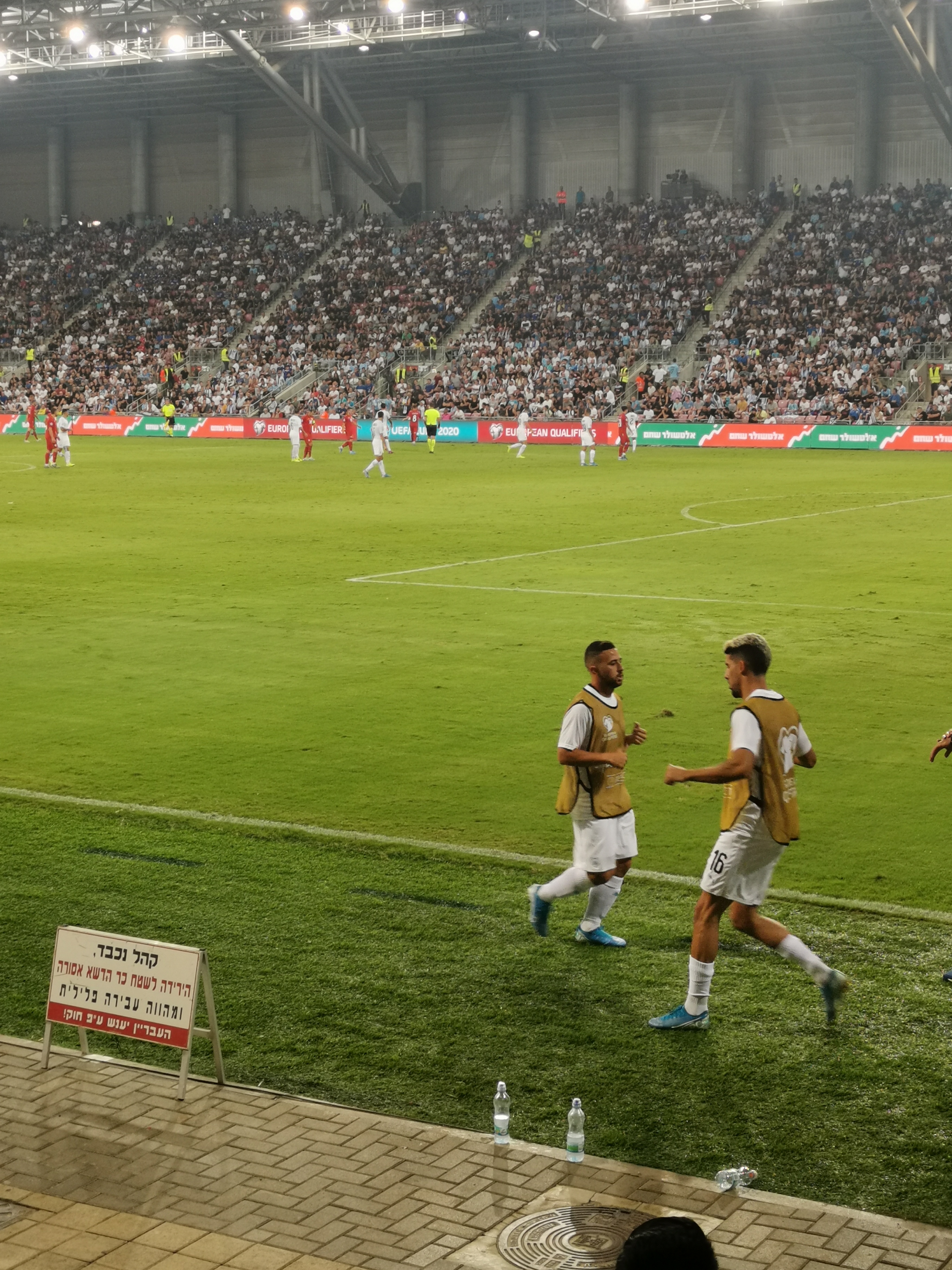 欧预赛夺冠队庆功宴盛大举行,球迷狂欢的简单介绍 欧预赛夺冠队庆功宴盛大举行,球迷狂欢的简单介绍