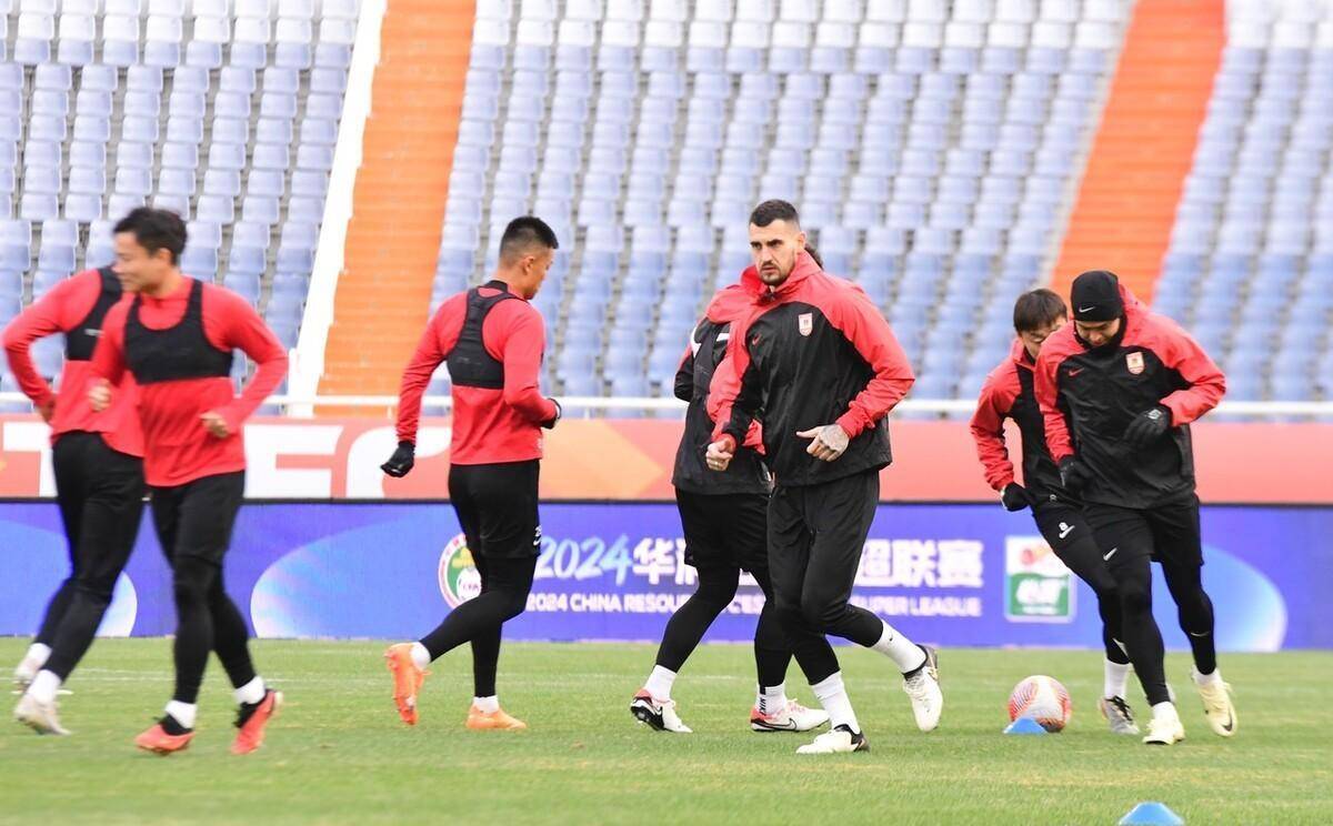 中超球队实力强大，备战争夺胜利的简单介绍