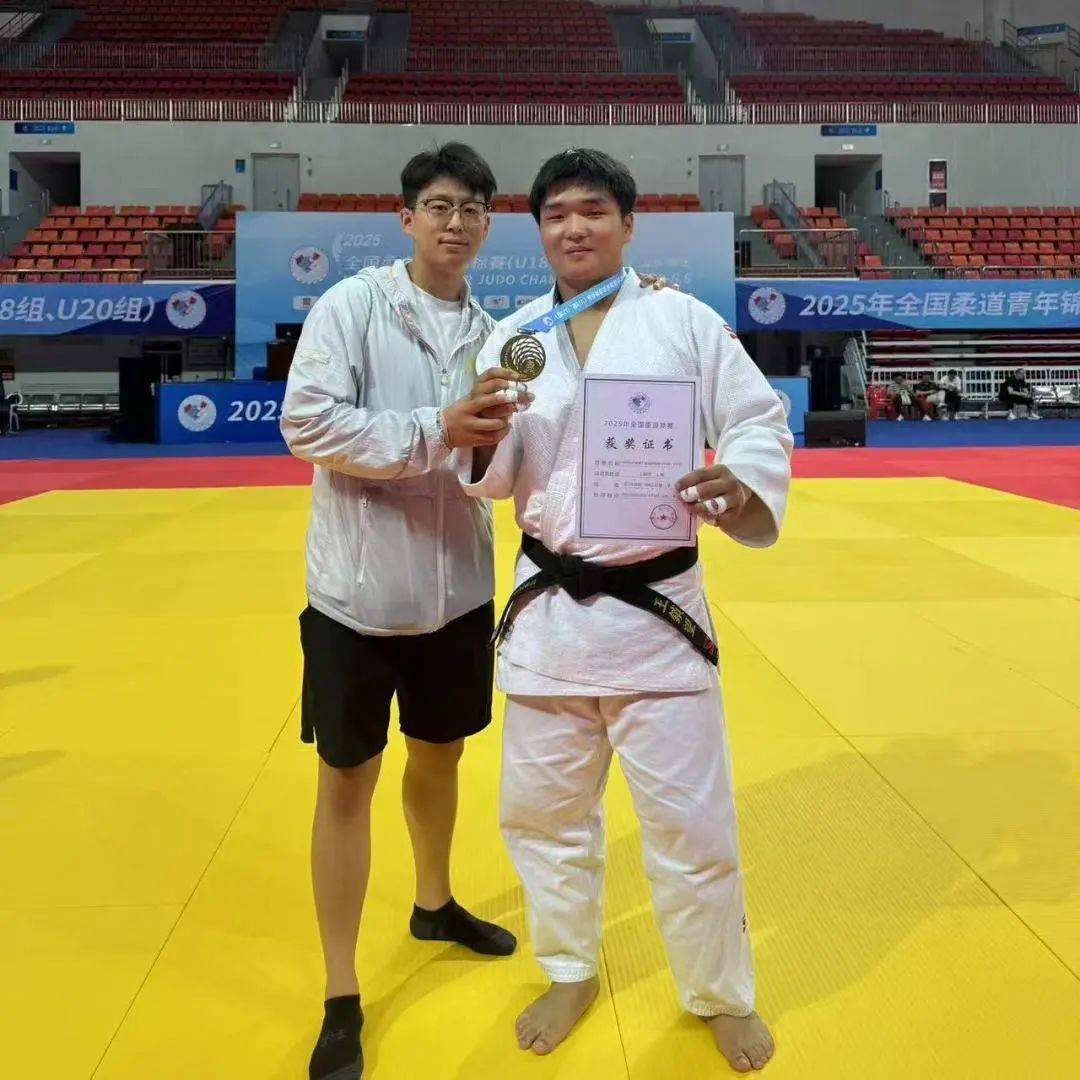 日本运动员在柔道比赛中获得荣誉