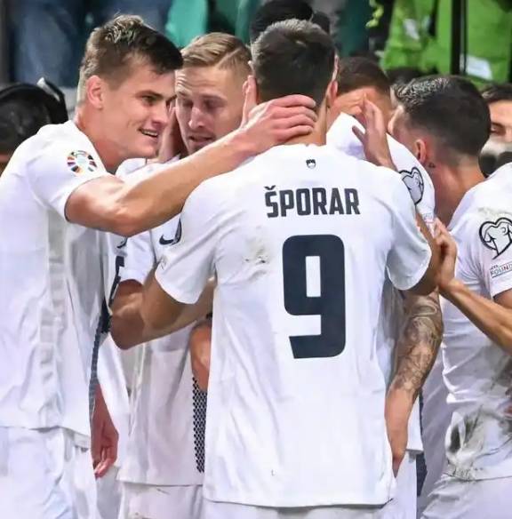 欧预赛:斯洛文尼亚队大破立陶宛 欧预赛:斯洛文尼亚队大破立陶宛