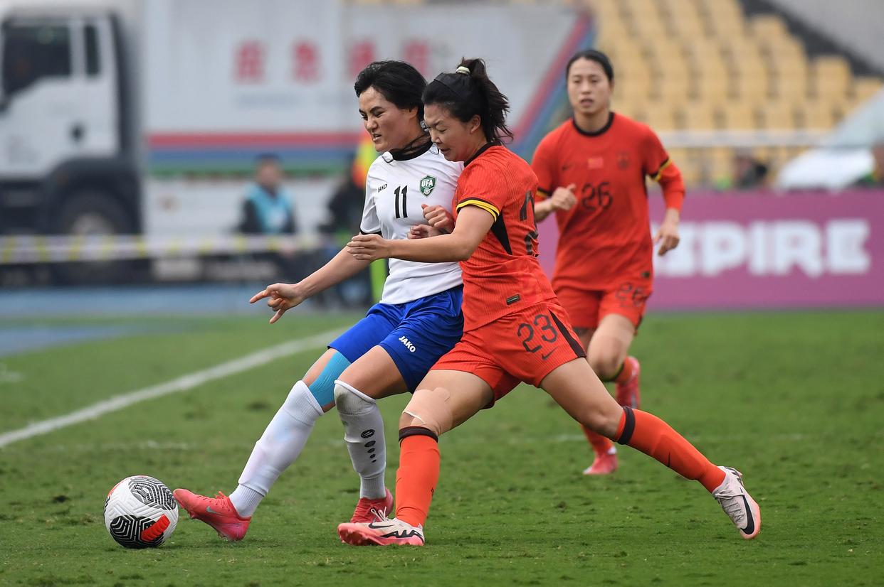 女子足球联赛中，一支实力强劲的球队脱颖而出