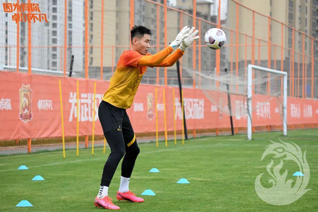 职业足球联赛关键战事现新进展