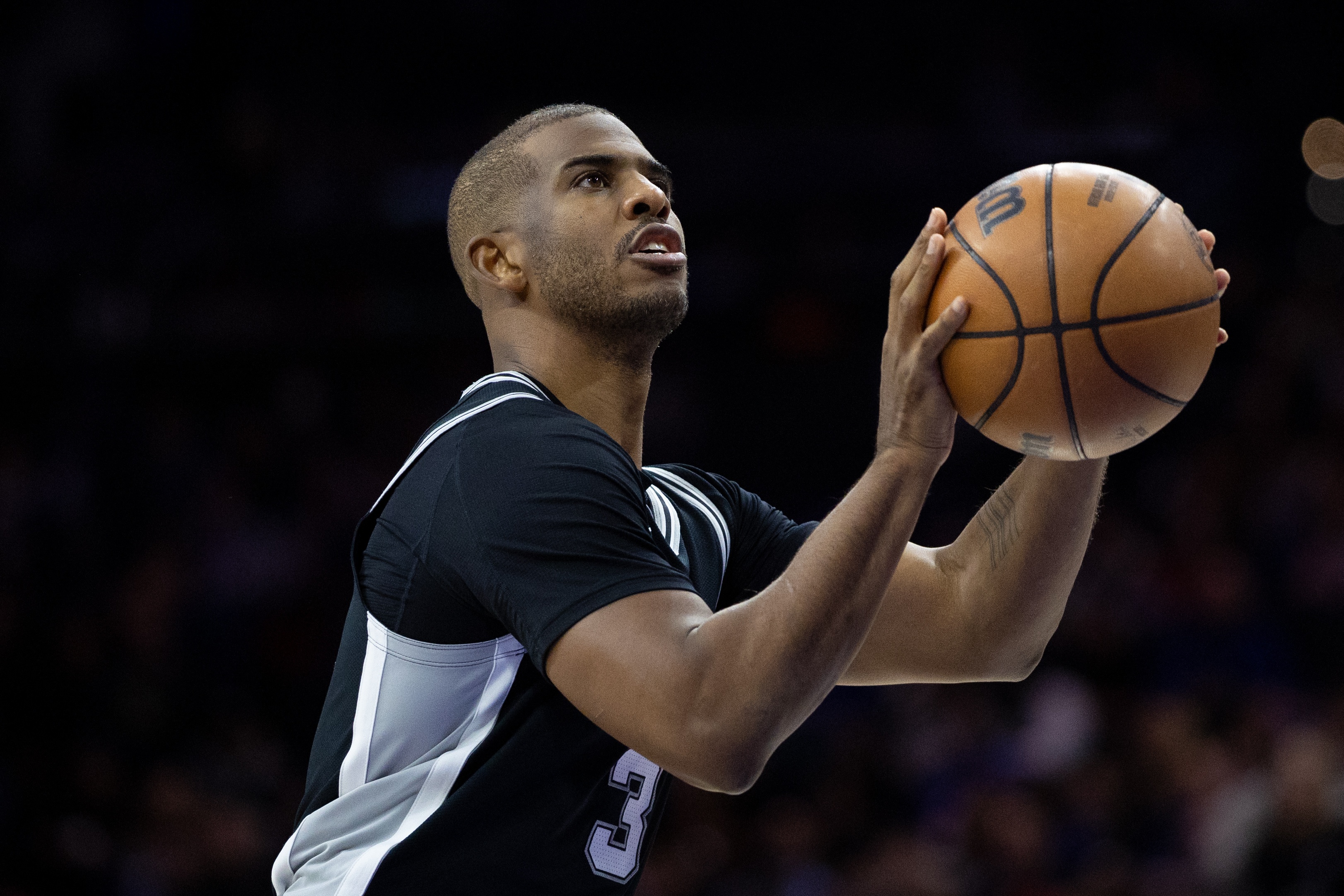 马刺队防守表现出色，轻取开拓者队