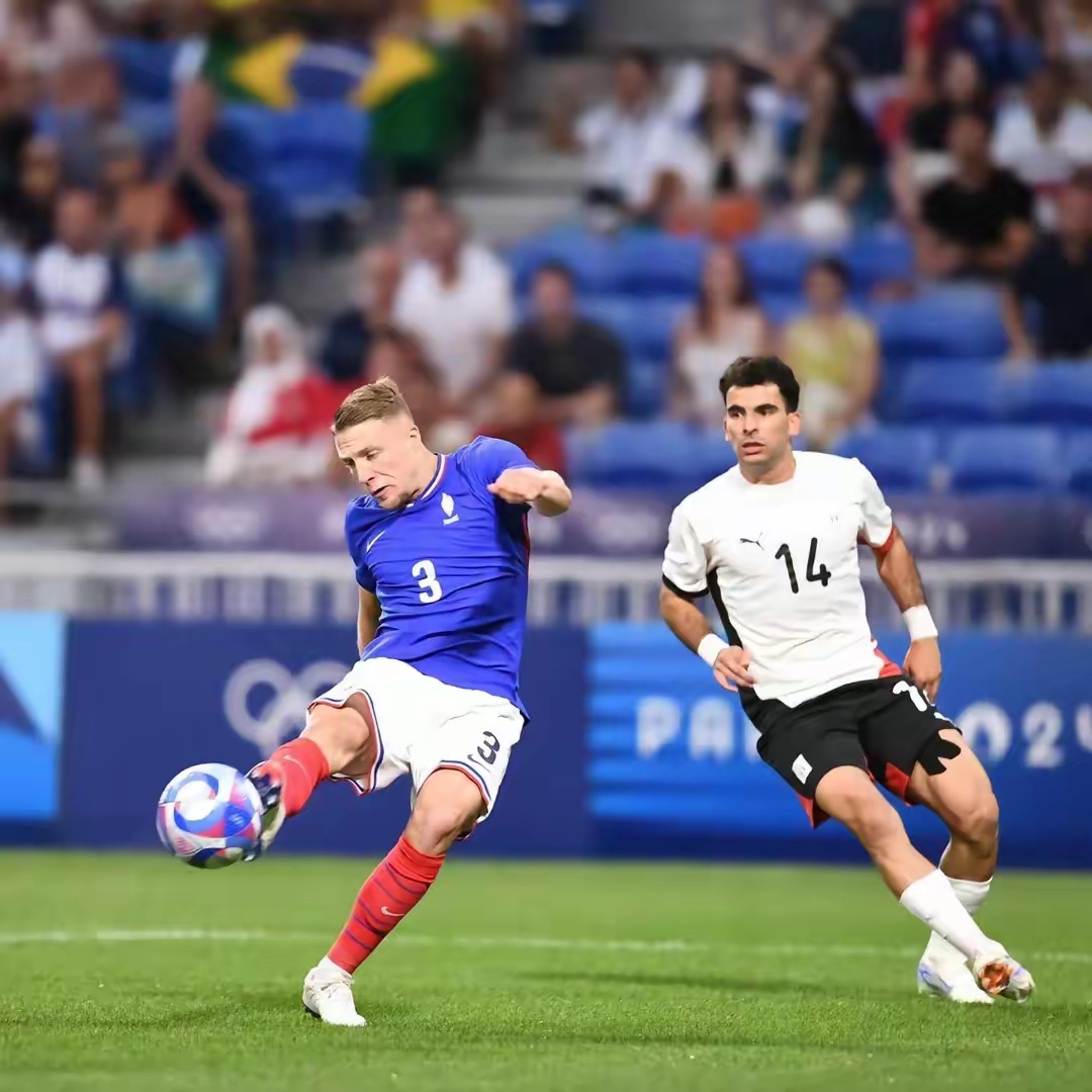 法国足球比赛中球队发挥出色，表现抢眼