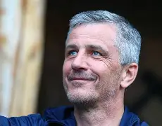 布伦瑞克领队亲临球场现场观看，全情参与