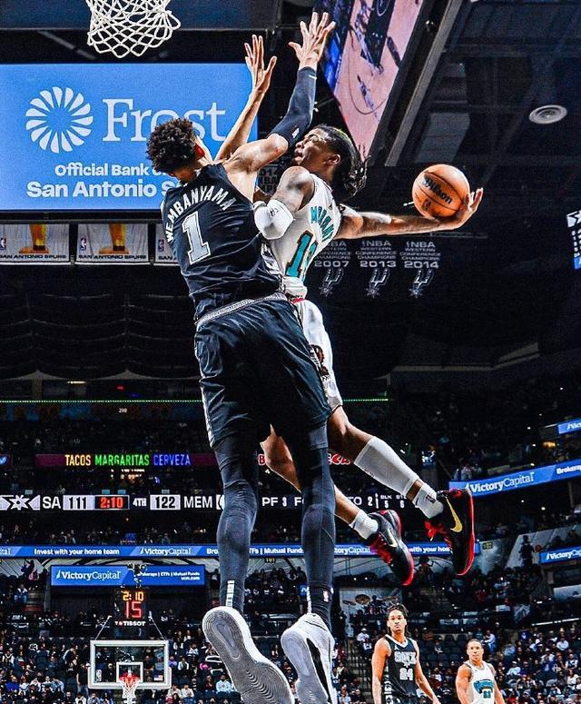 火箭再胜马刺，卡佩拉上演暴扣秀