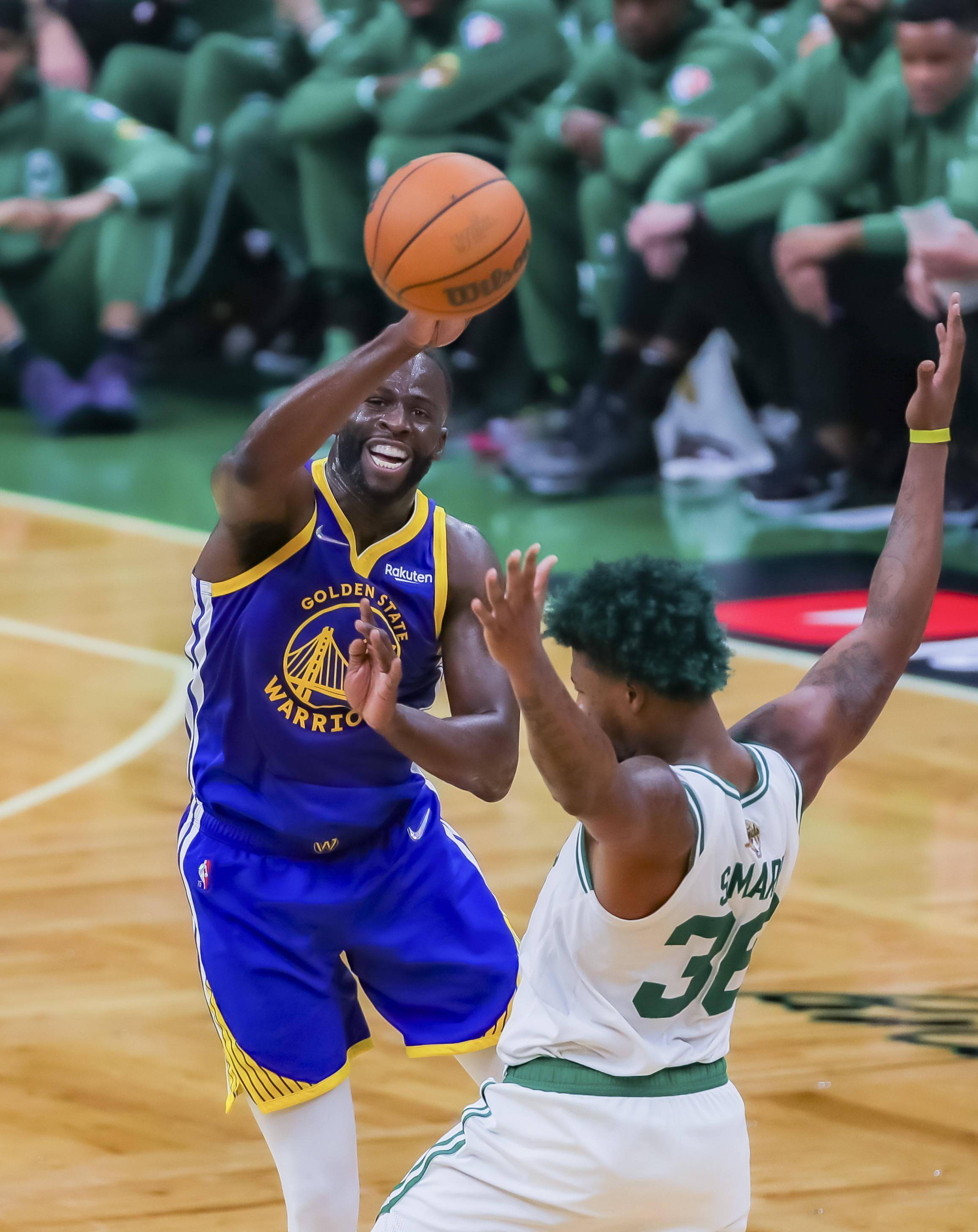 NBA总决赛：猛龙队逆袭击败勇士队，夺得总冠军