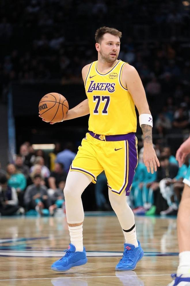 篮网翻盘江苏队,东契奇关键制胜 篮网翻盘江苏队,东契奇关键制胜